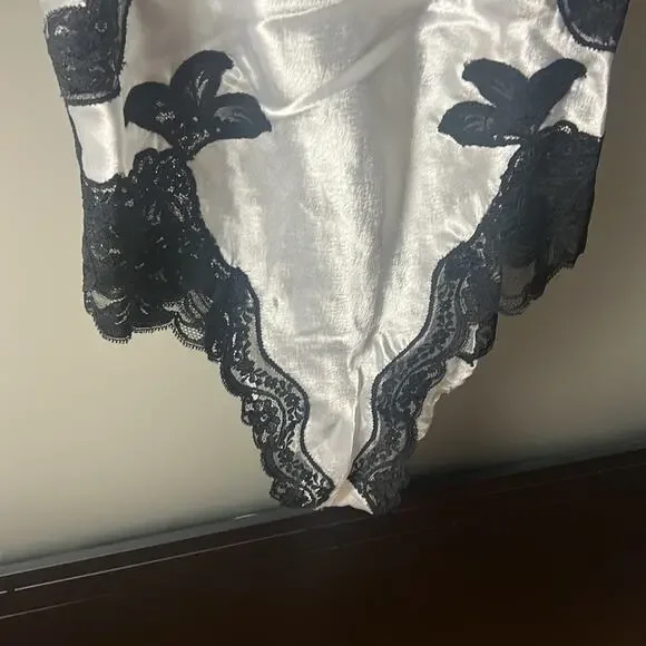 Vintage NWT Victoria’s Secret Gold Level Two Piece Lingerie Set Size Medium